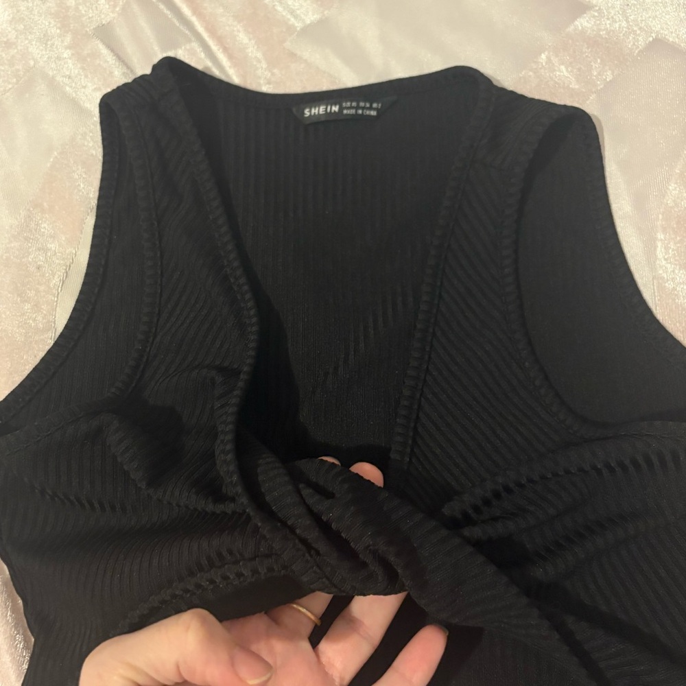 SHEIN Black Ribbed Twist-Knot Tank
